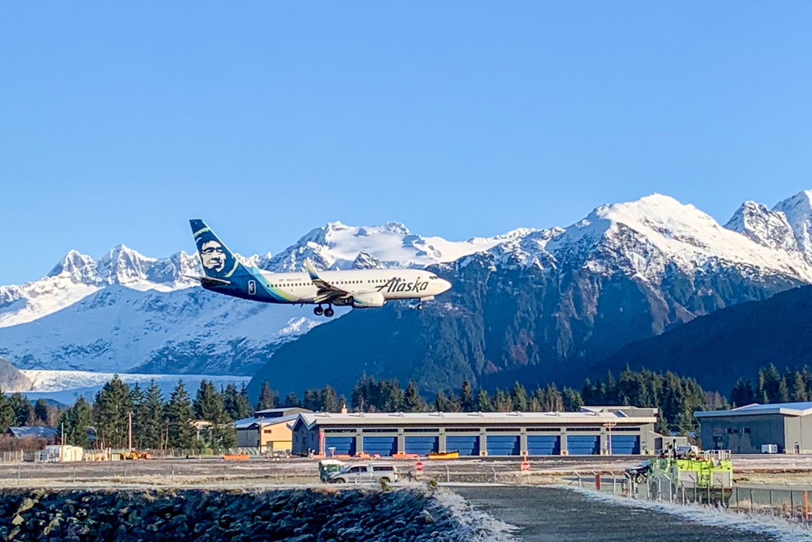 Read more about the article Alaska Mileage Plan top-tier members get intriguing choice of perks for 2023