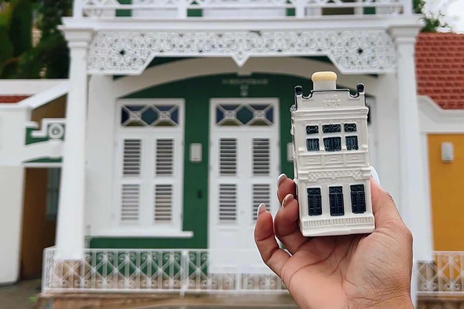 Read more about the article The newest airline collectible is out: KLM’s 103rd Delftware miniature house