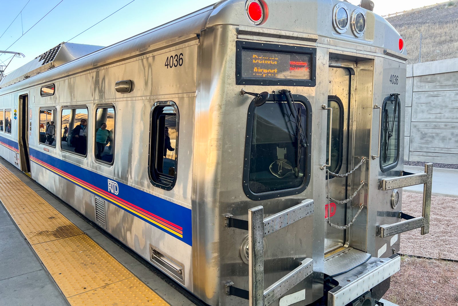 You are currently viewing How to use the Denver Airport Train: From airport to downtown in 37 minutes for just $10.50