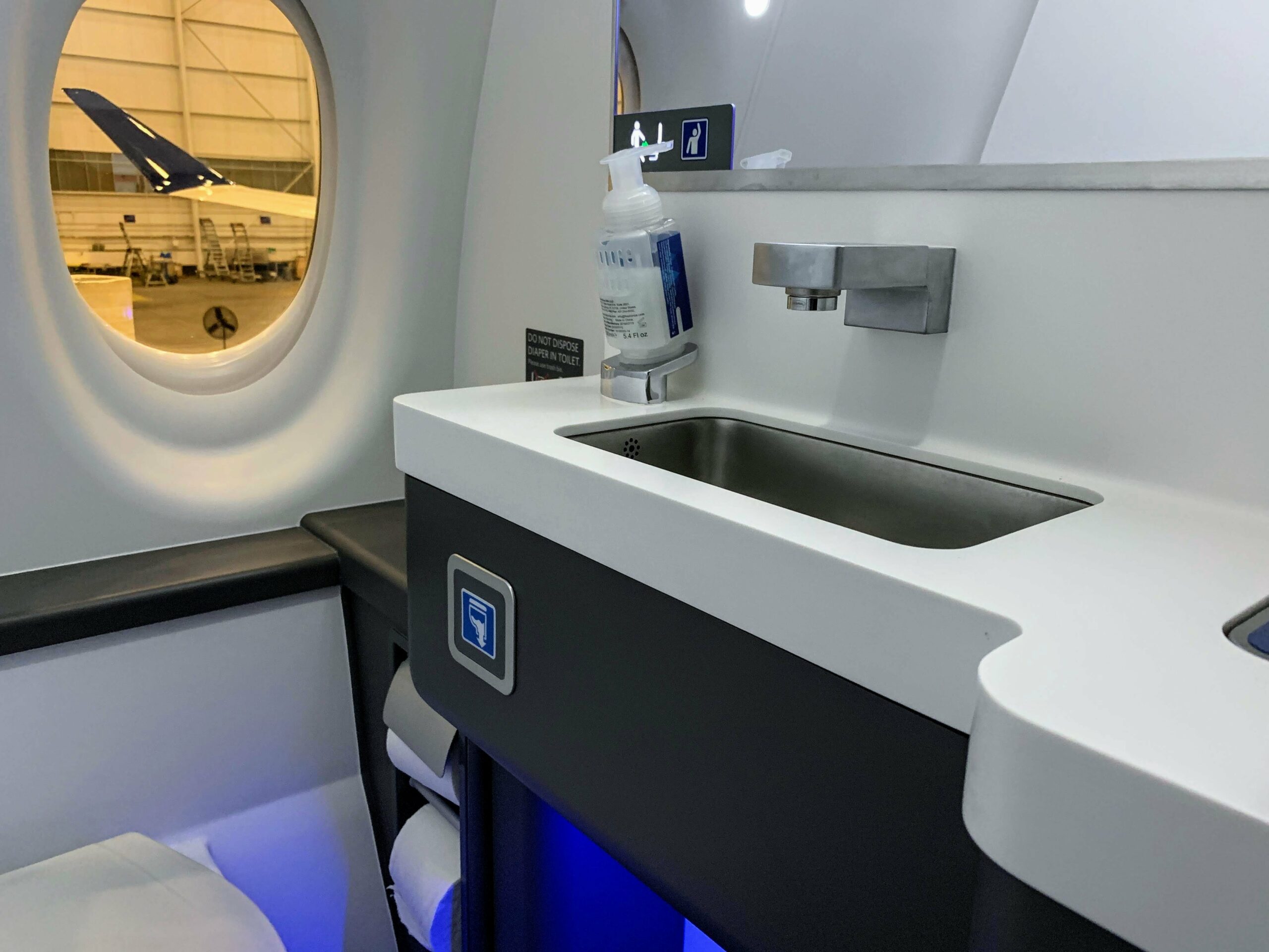 Read more about the article 11 safety features in aircraft cabins that you may not know exist