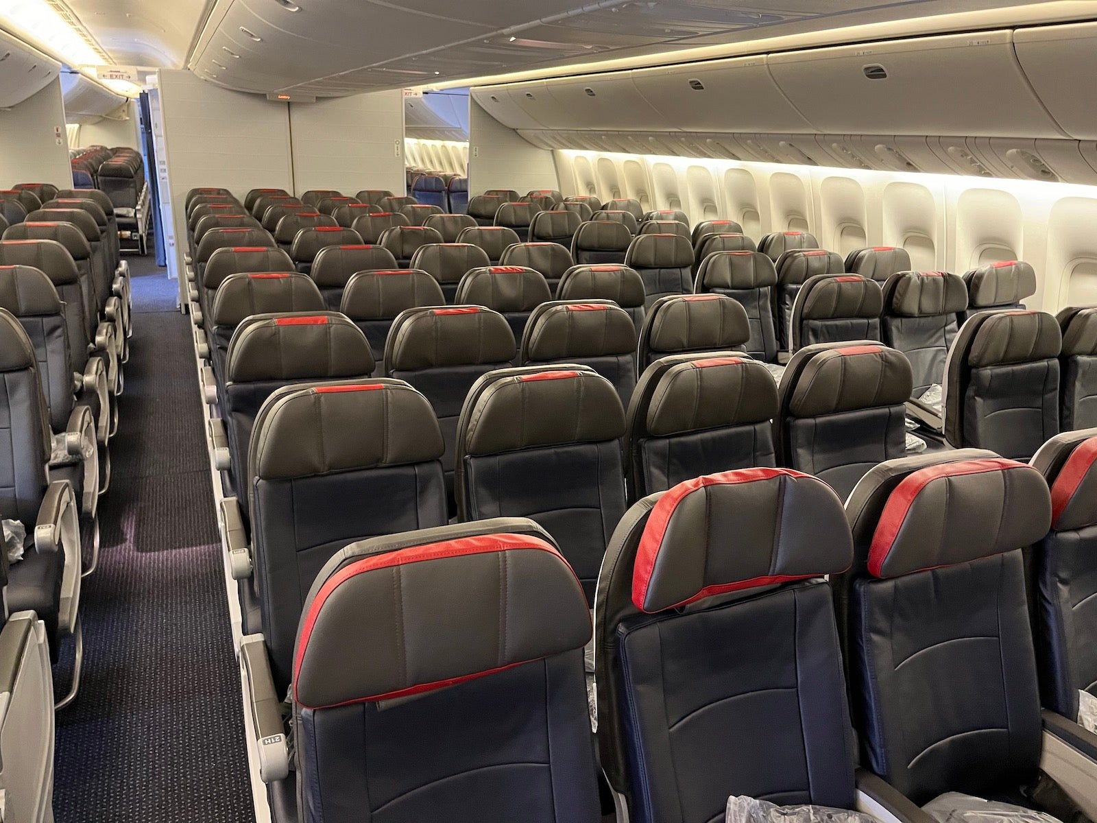 You are currently viewing Passenger rights group calls on FAA to take action on airline seat size