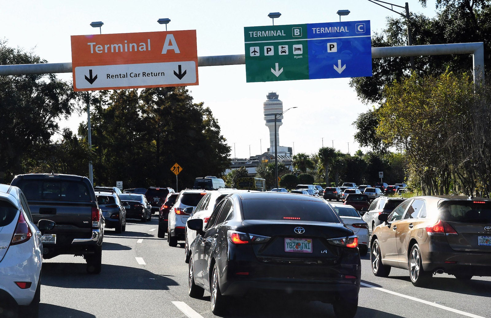 Read more about the article Airport parking will be in high demand during the holidays; here’s what you need to know to beat the crowds