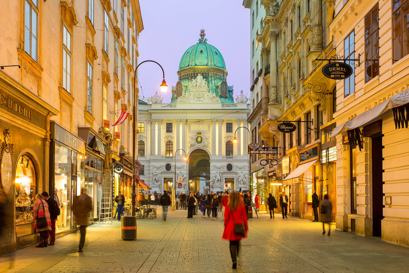 Read more about the article Book business-class flights to Europe starting at $1,724