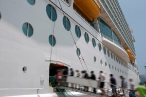 Read more about the article All aboard! What you need to know about cruise boarding times and how early to arrive for a cruise