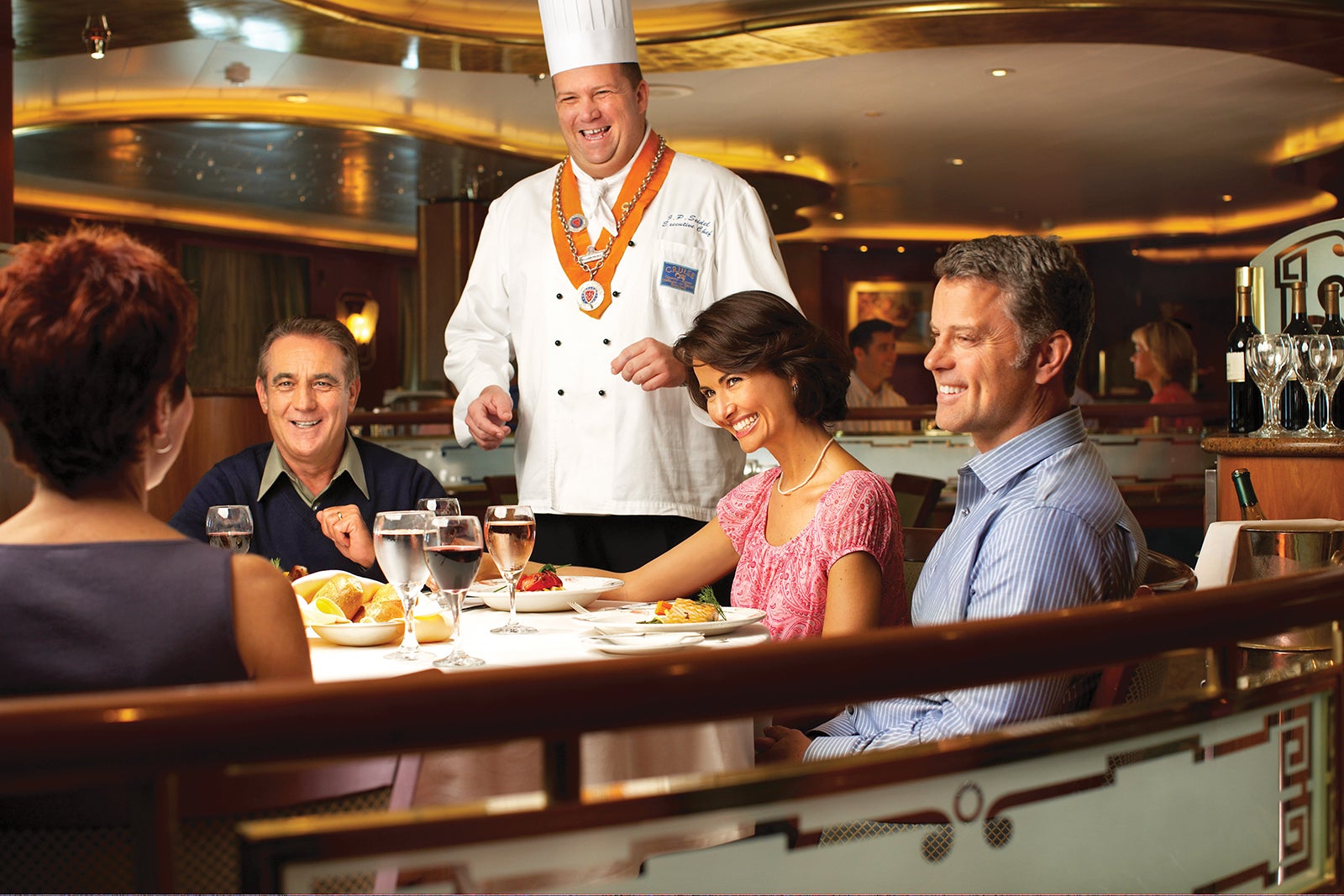 You are currently viewing Is it better to book a cruise through a travel agent? We say yes