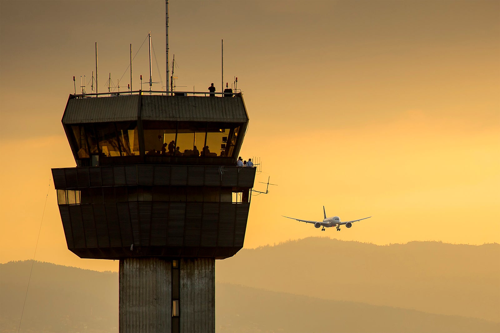 Read more about the article How are planes tracked when they fly around the world?