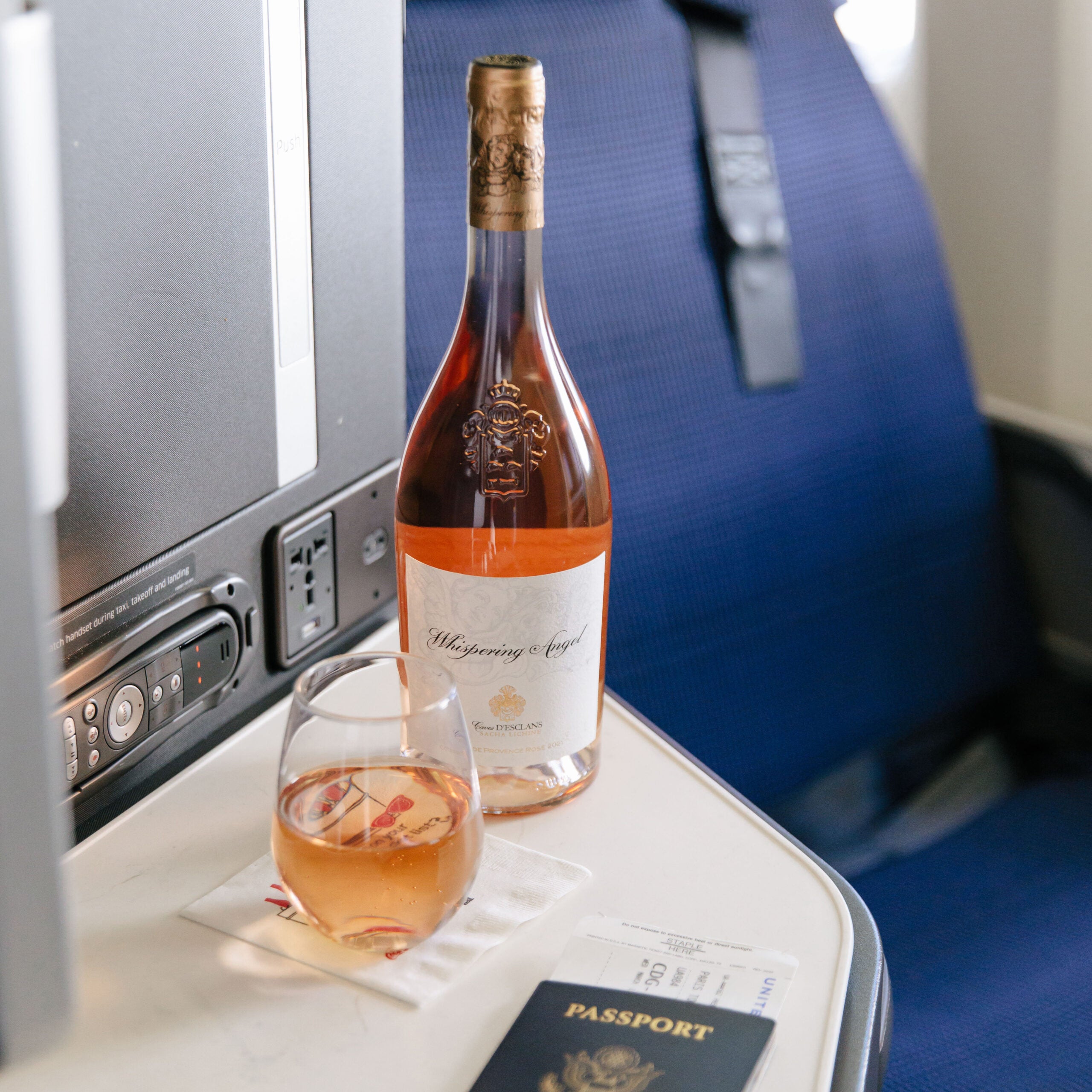 You are currently viewing United flyers can now enjoy popular Whispering Angel rose wine