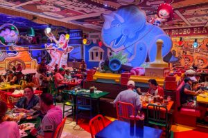 Read more about the article The Disney Dining Plan is returning, but is it worth it?