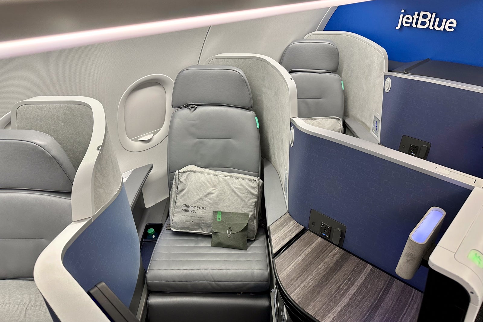 You are currently viewing 2 years in, JetBlue’s new Mint cabin shows some serious wear and tear