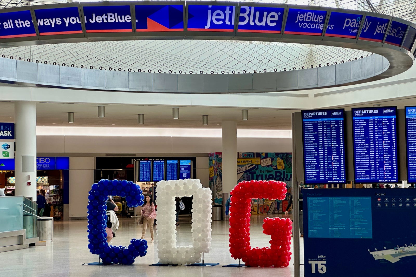 You are currently viewing What it was like onboard JetBlue’s splashy inaugural from New York to Paris