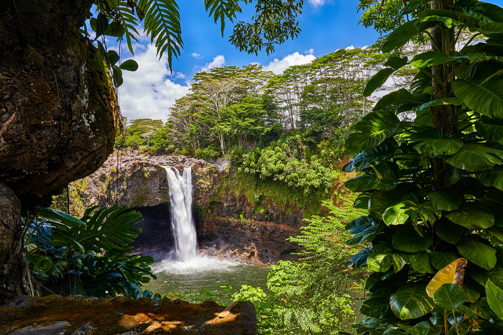 You are currently viewing Bring a friend to Hawaii with this BOGO flight deal from Alaska Airlines