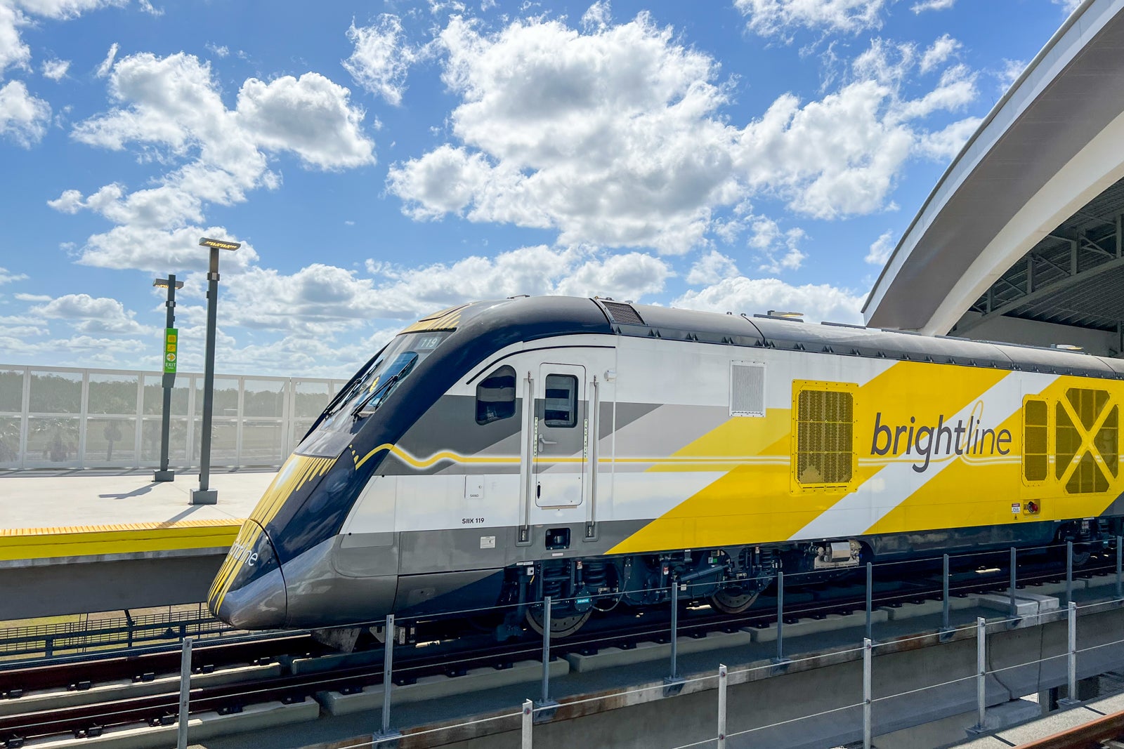 You are currently viewing Brightline delays debut in Orlando, gives customers full refunds