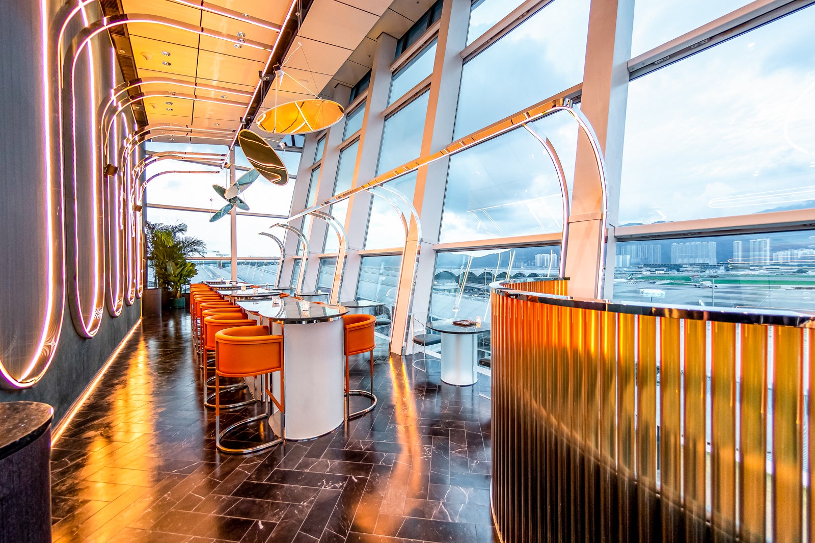 You are currently viewing Fancy new planespotting bar opens at Hong Kong airport, but it’s likely not the future of airport lounges