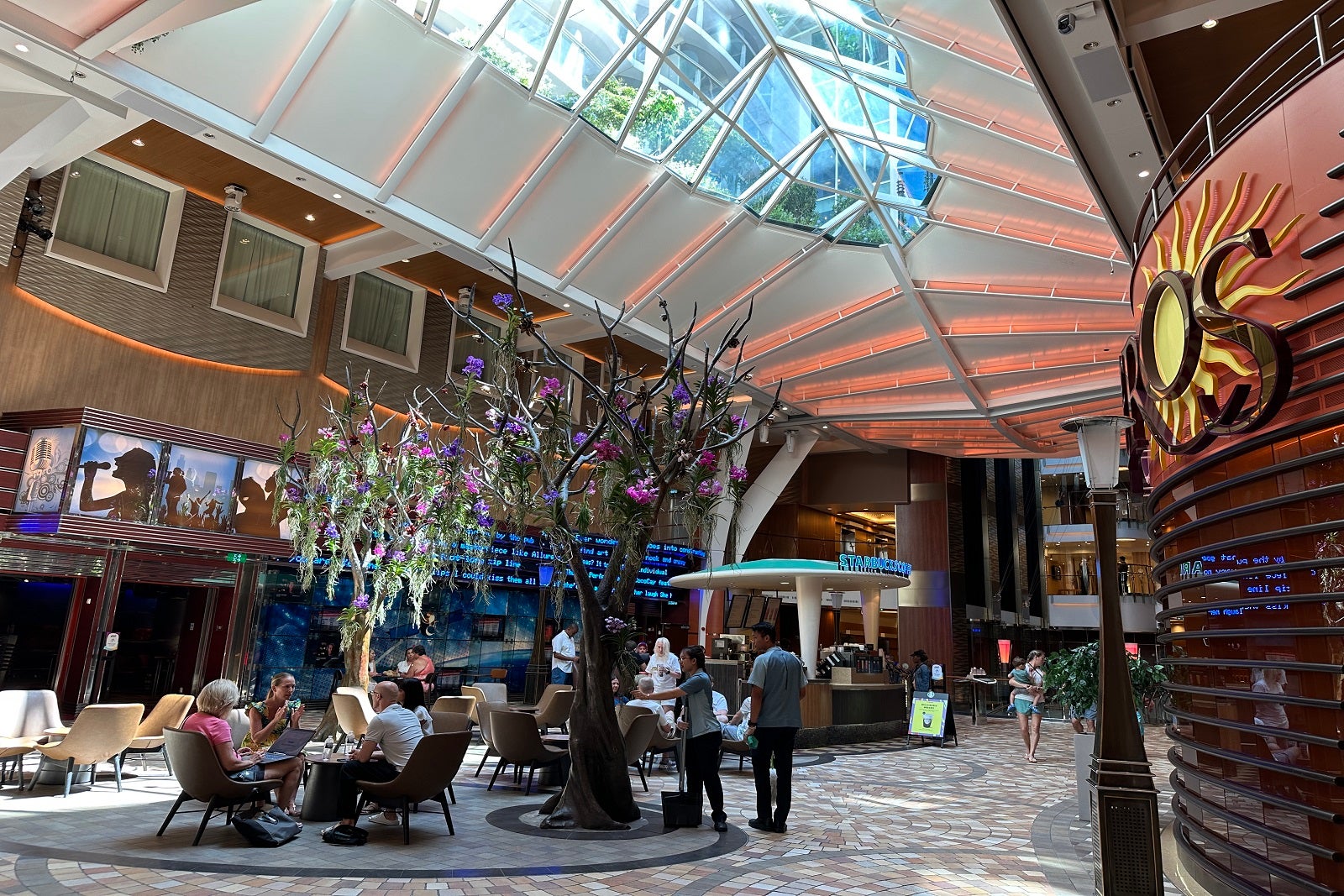 You are currently viewing Royal Caribbean’s Royal Promenade: What you’ll find on this major cruise ship thoroughfare