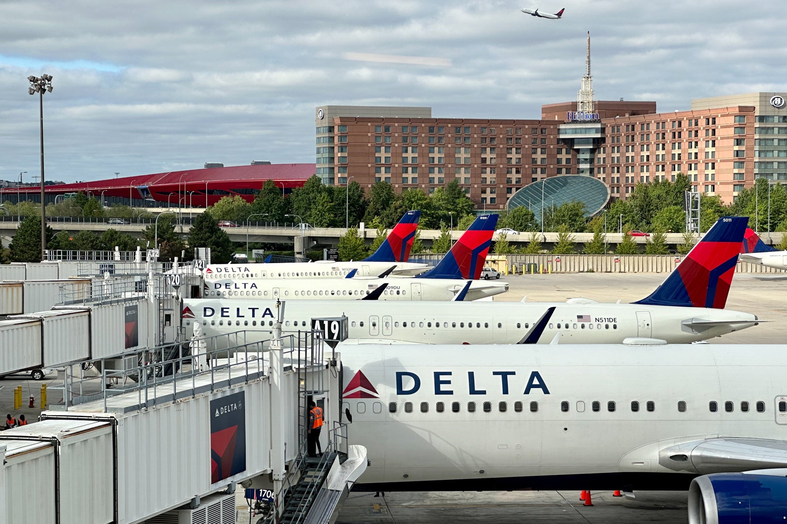 You are currently viewing Delta goes head-to-head against American on new NYC-Canada route