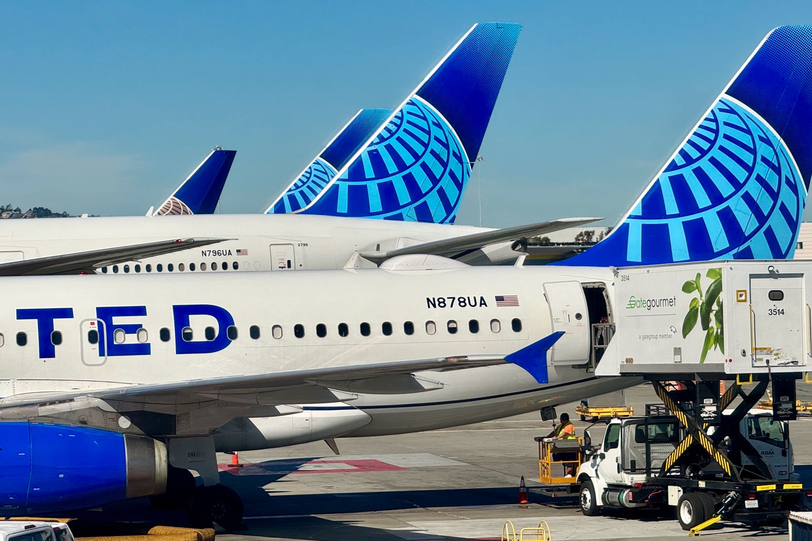 Read more about the article United drops its longest Hawaii route, cuts flights to Auckland