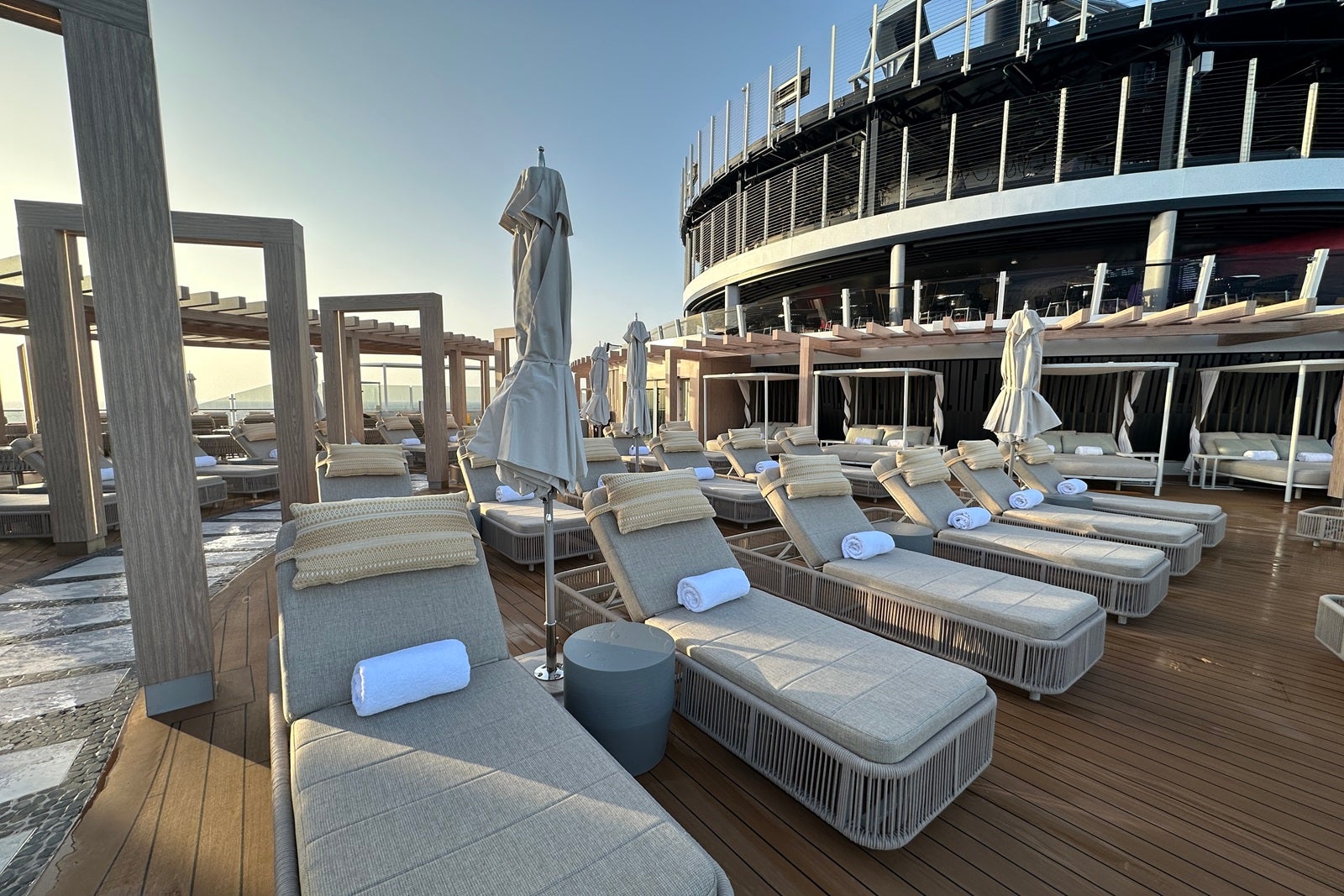 Read more about the article The NCL Vibe Beach Club: All you need to know about this exclusive cruise ship space