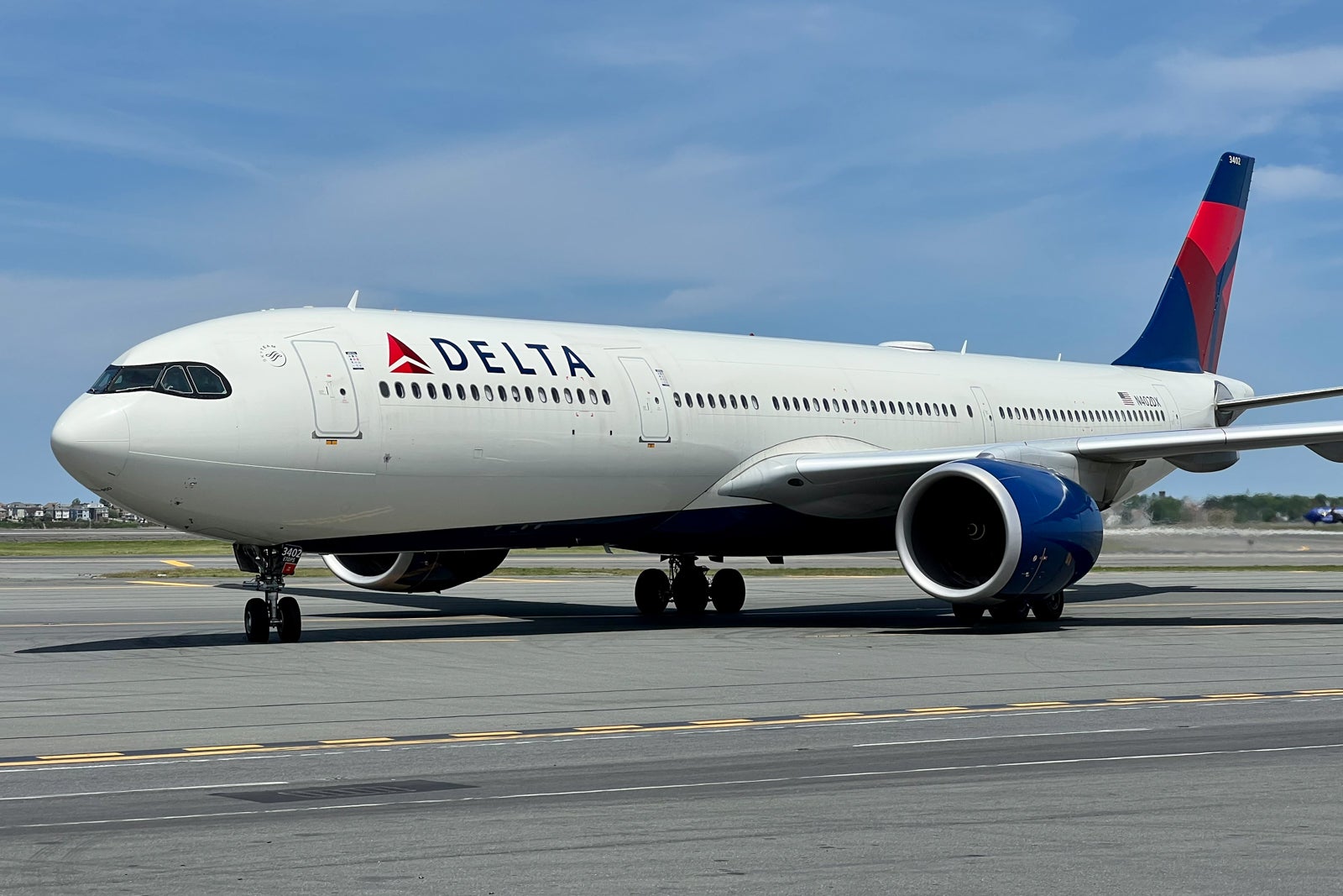 Read more about the article Delta slashes 4 routes, including LA-London, Westchester experiment