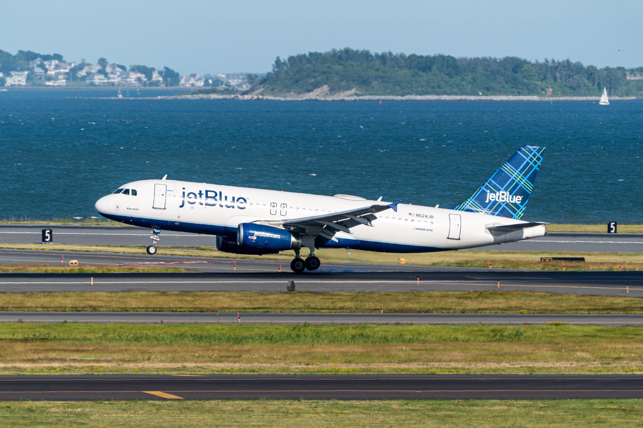 You are currently viewing JetBlue cuts or halts 24 routes, pulls out of 7 cities — but doubles down on New England