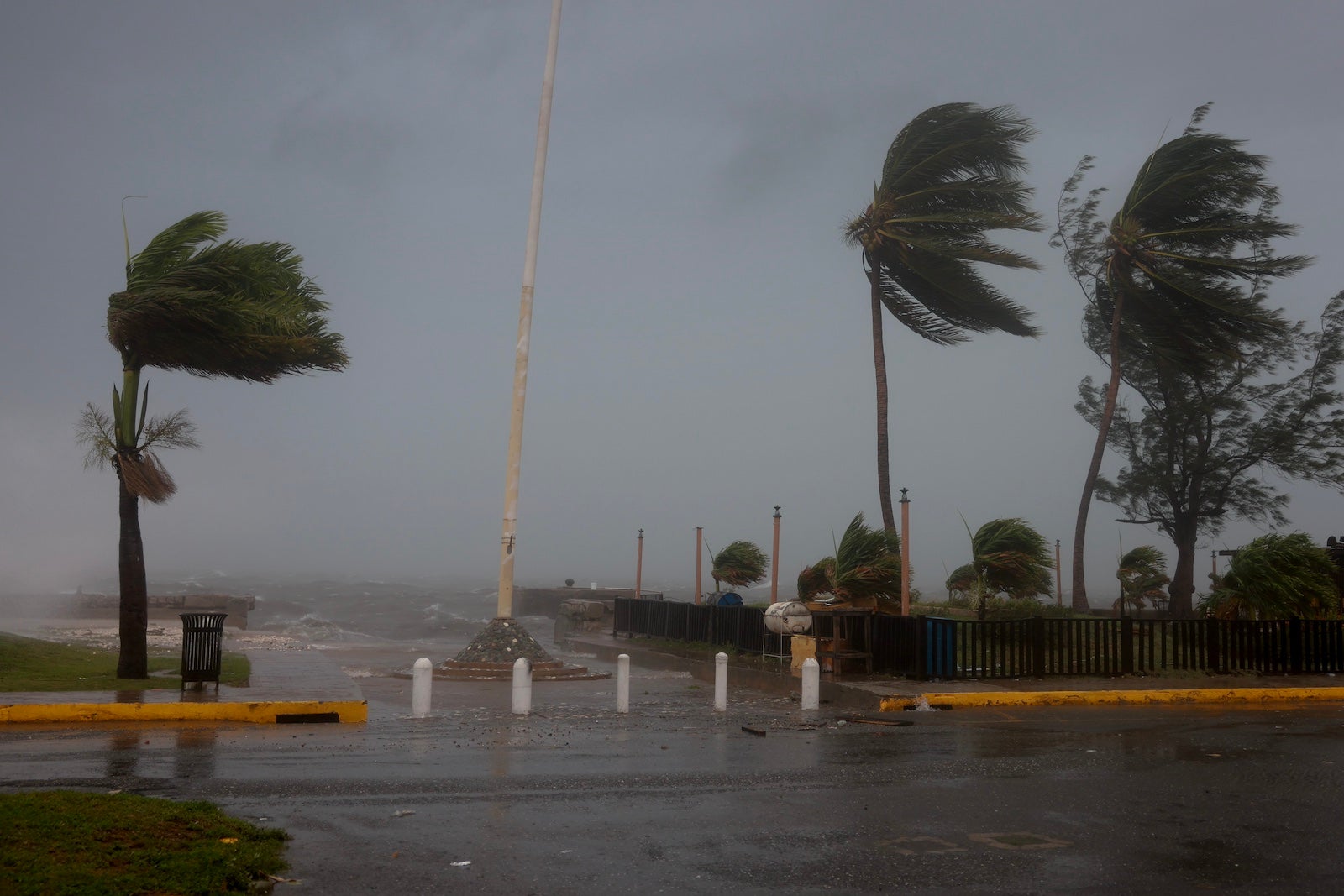 Read more about the article More than 1,300 flights canceled Monday as Hurricane Beryl makes landfall in Texas