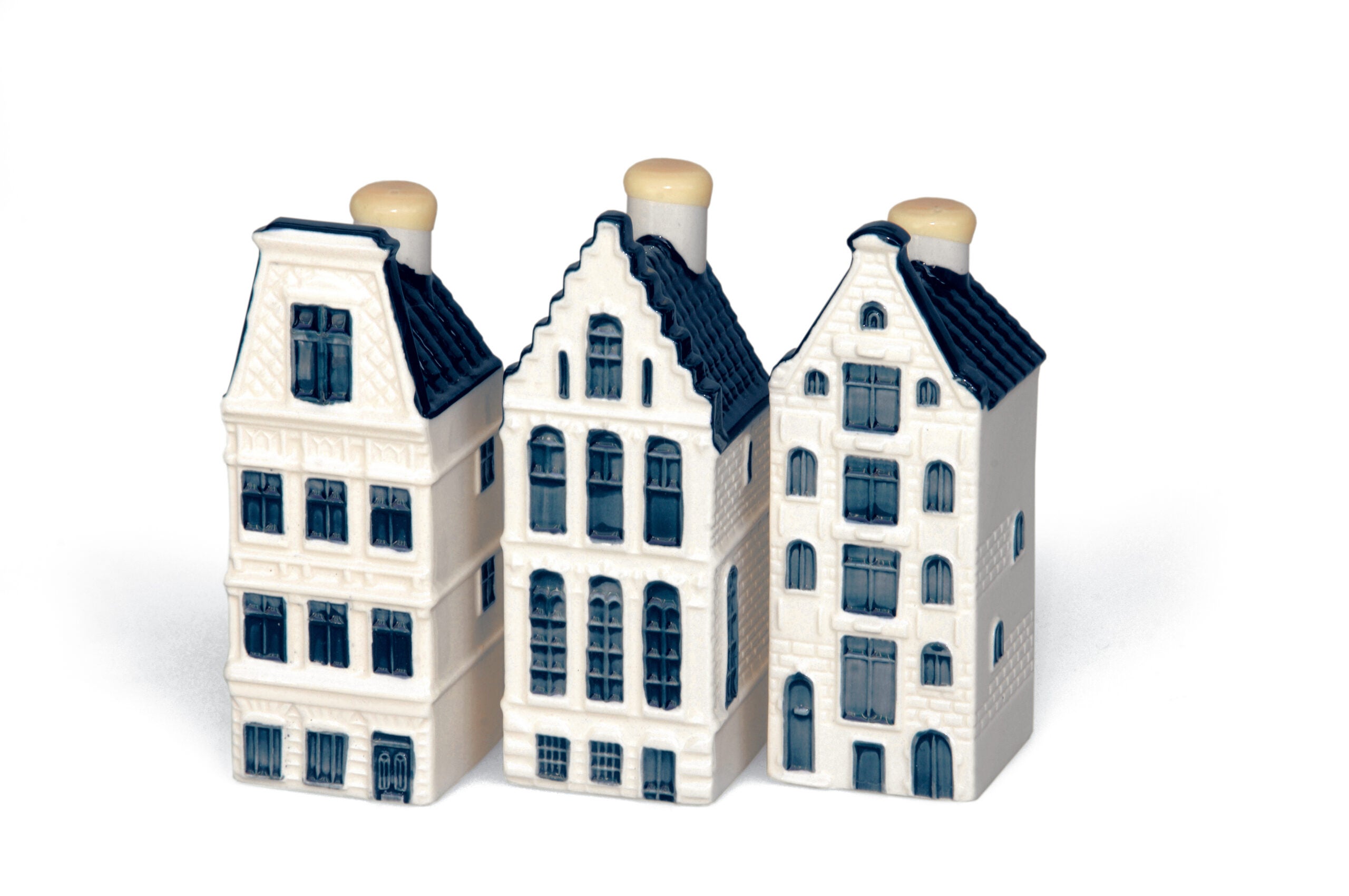 You are currently viewing KLM’s 105th Delft Blue House collectible honors a mansion on 3 canals