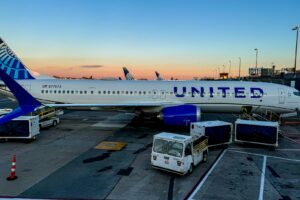 Read more about the article United cuts flights, but still sees strength for international vacations and premium seats
