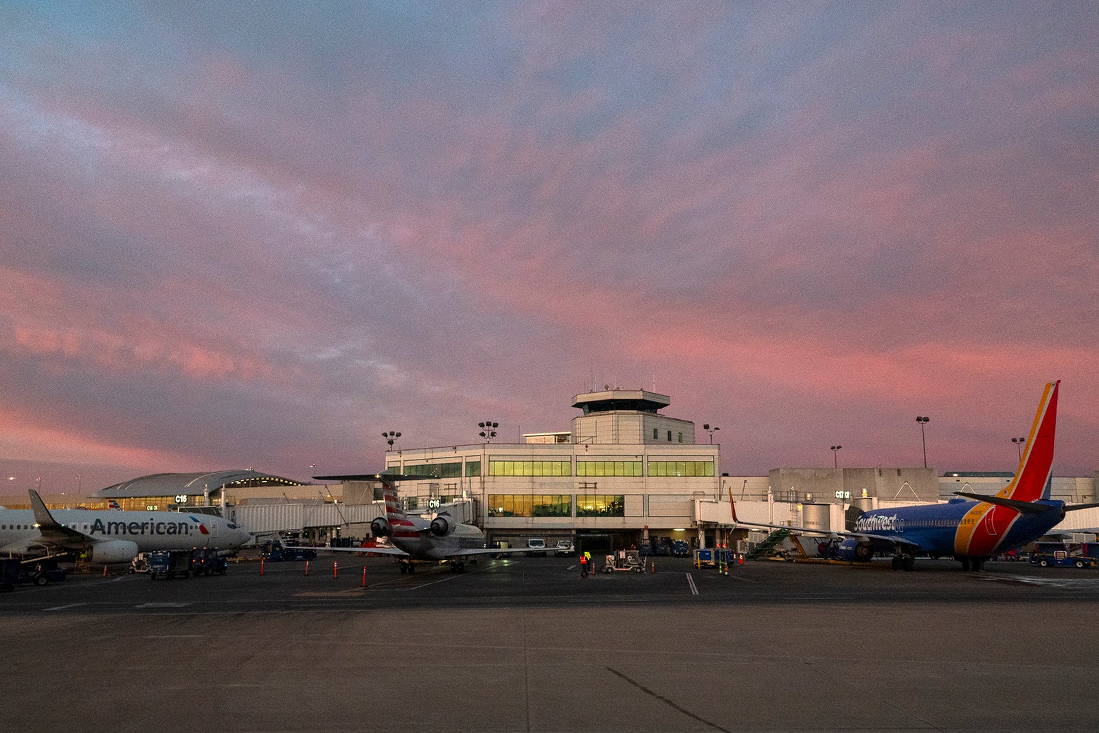 You are currently viewing Should Nashville’s airport be renamed after Dolly Parton?