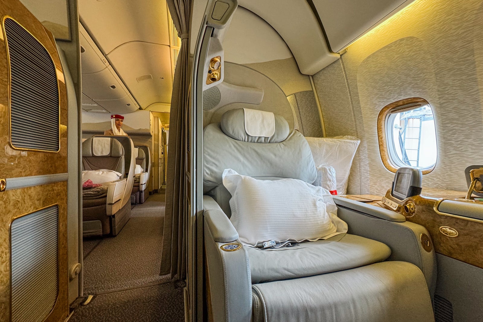 You are currently viewing The best ways to book Emirates first-class award tickets with points and miles