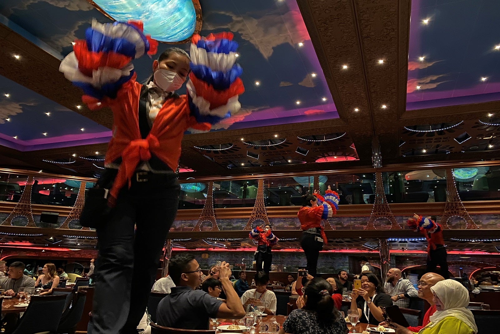 You are currently viewing Carnival cruise food: The ultimate guide to restaurants and dining on board