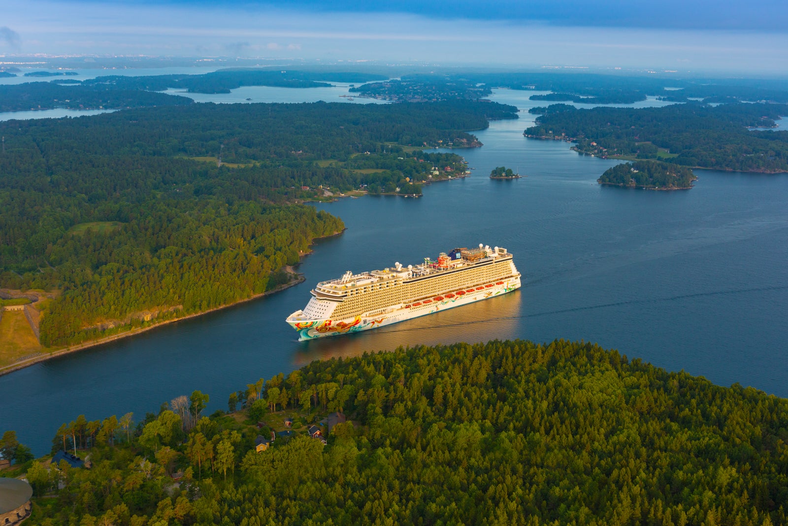 You are currently viewing Norwegian Cruise Line vs. Carnival Cruise Line: Battle of the big-ship brands