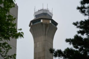 Read more about the article FAA orders Newark flight reductions as travel woes could spill into busy holiday weekend