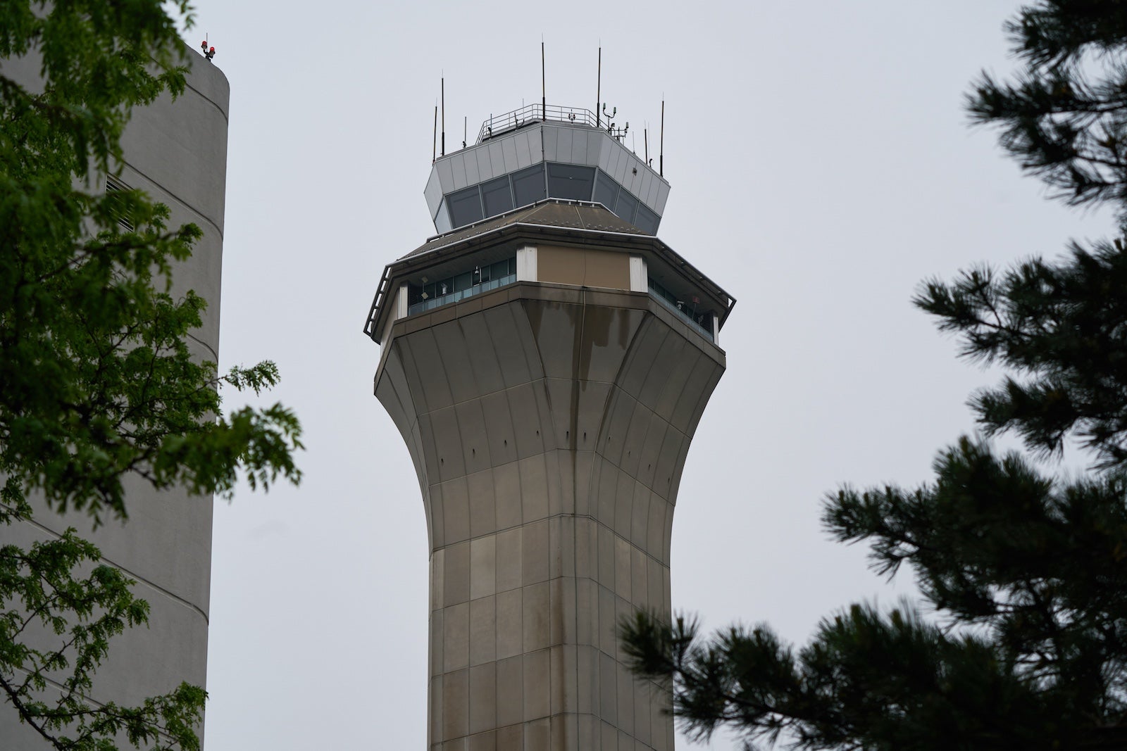 You are currently viewing FAA orders Newark flight reductions as travel woes could spill into busy holiday weekend