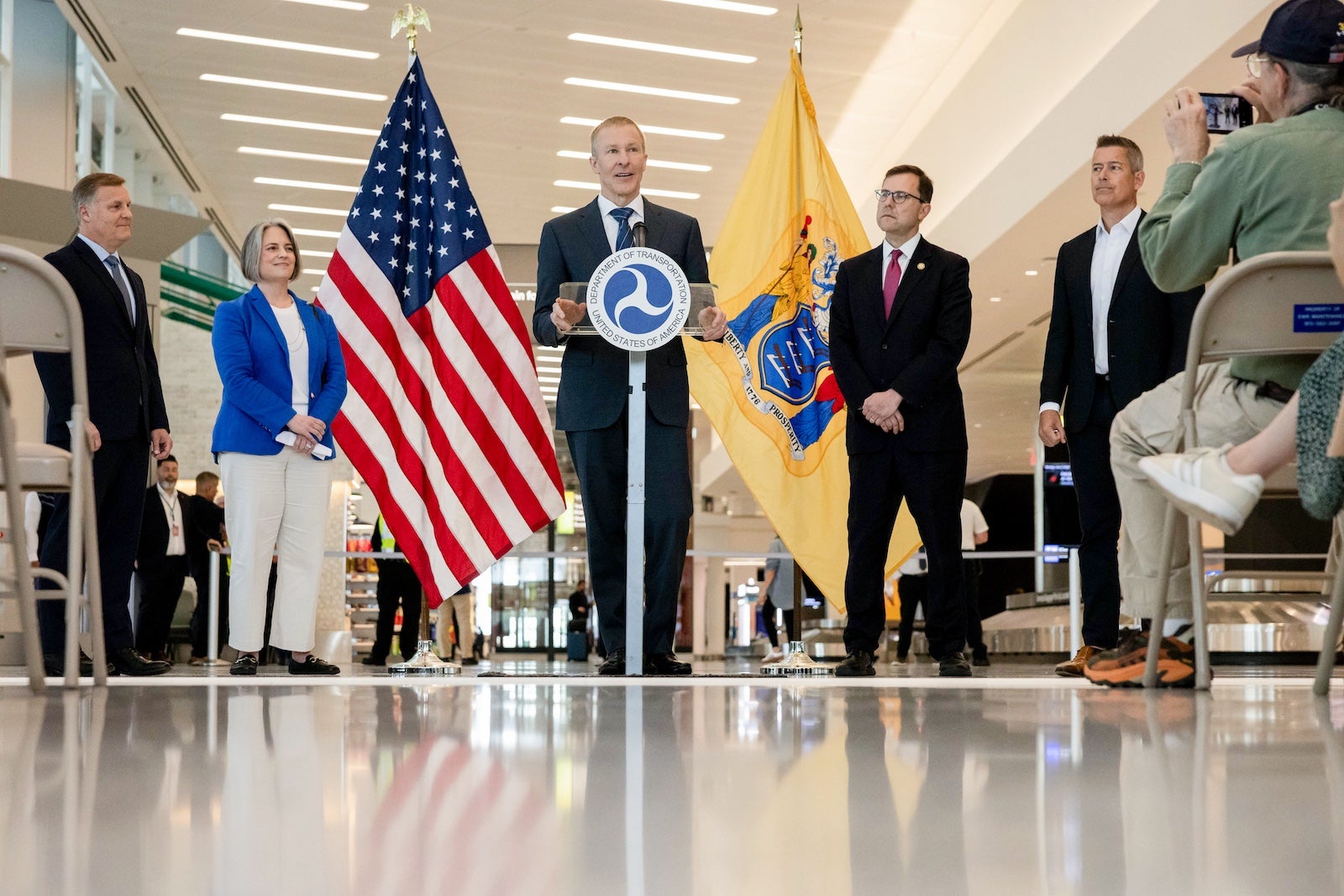 You are currently viewing United touts cheap Newark flights, less chaos as key runway reopens early