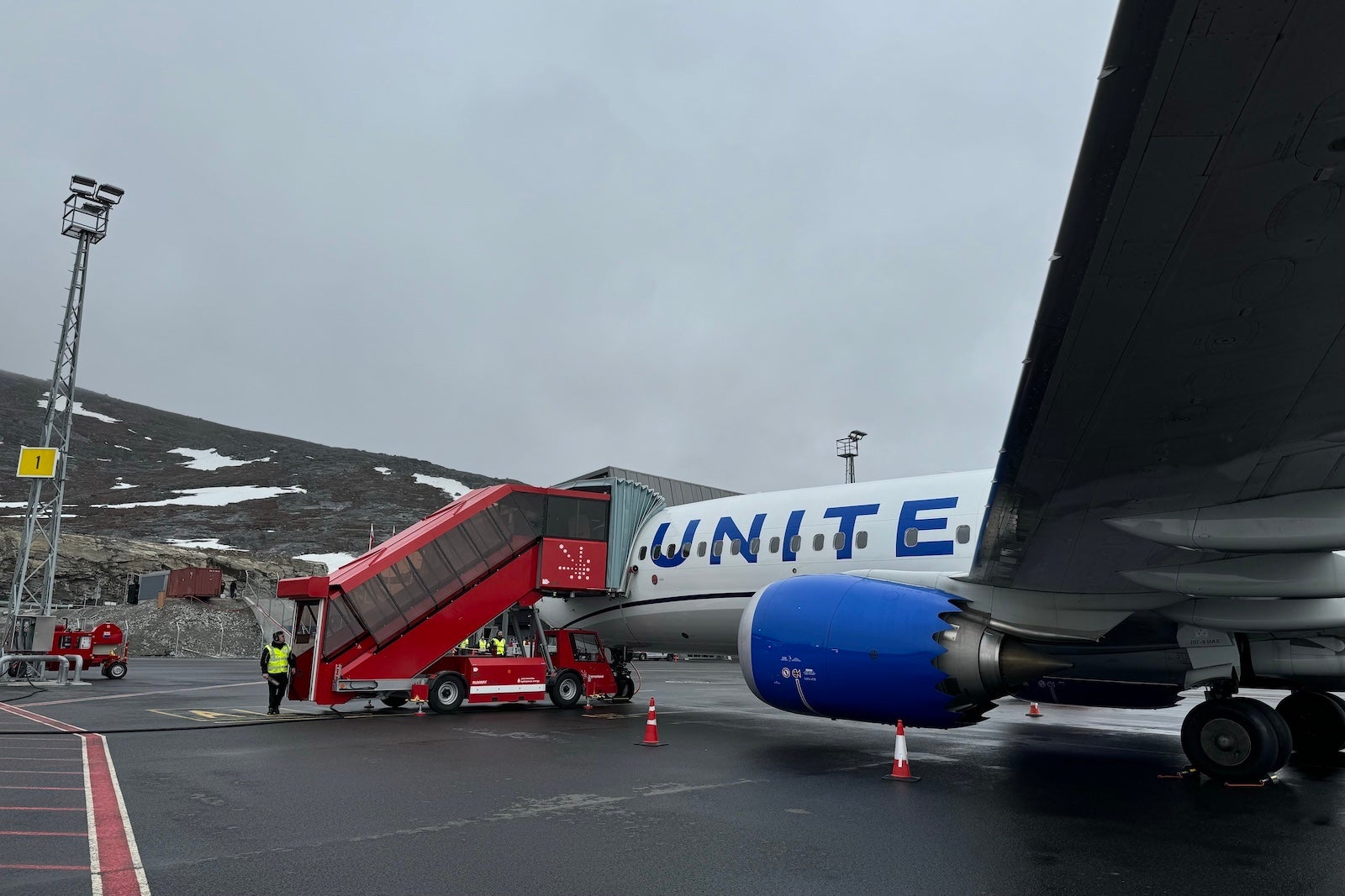 You are currently viewing United Airlines connects the US to Greenland in historic new nonstop flight