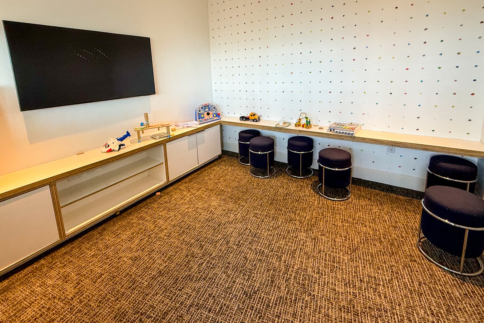 You are currently viewing Surprise — why spending $30 per kid to visit the lounge at the airport turned out to be the best money spent