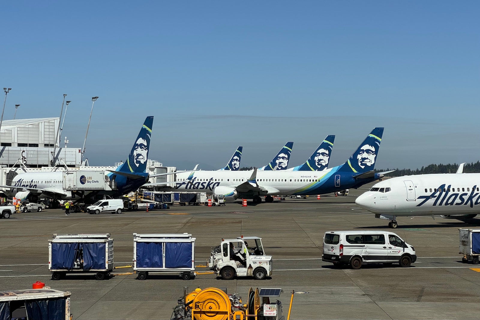 You are currently viewing Alaska Airlines to outfit entire fleet with fast, free Starlink Wi-Fi service