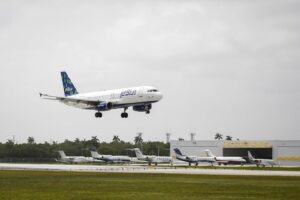 Read more about the article JetBlue makes ‘big bet’ on Fort Lauderdale as Spirit faces cloudy future