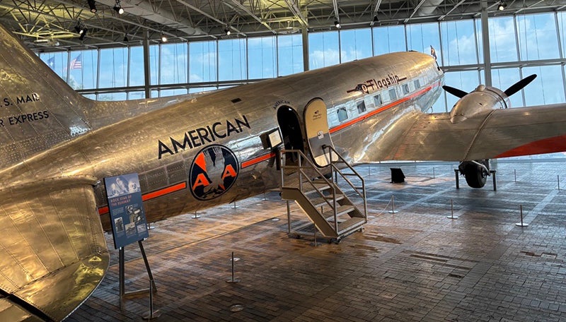 Read more about the article American Airlines has a new throwback centennial look