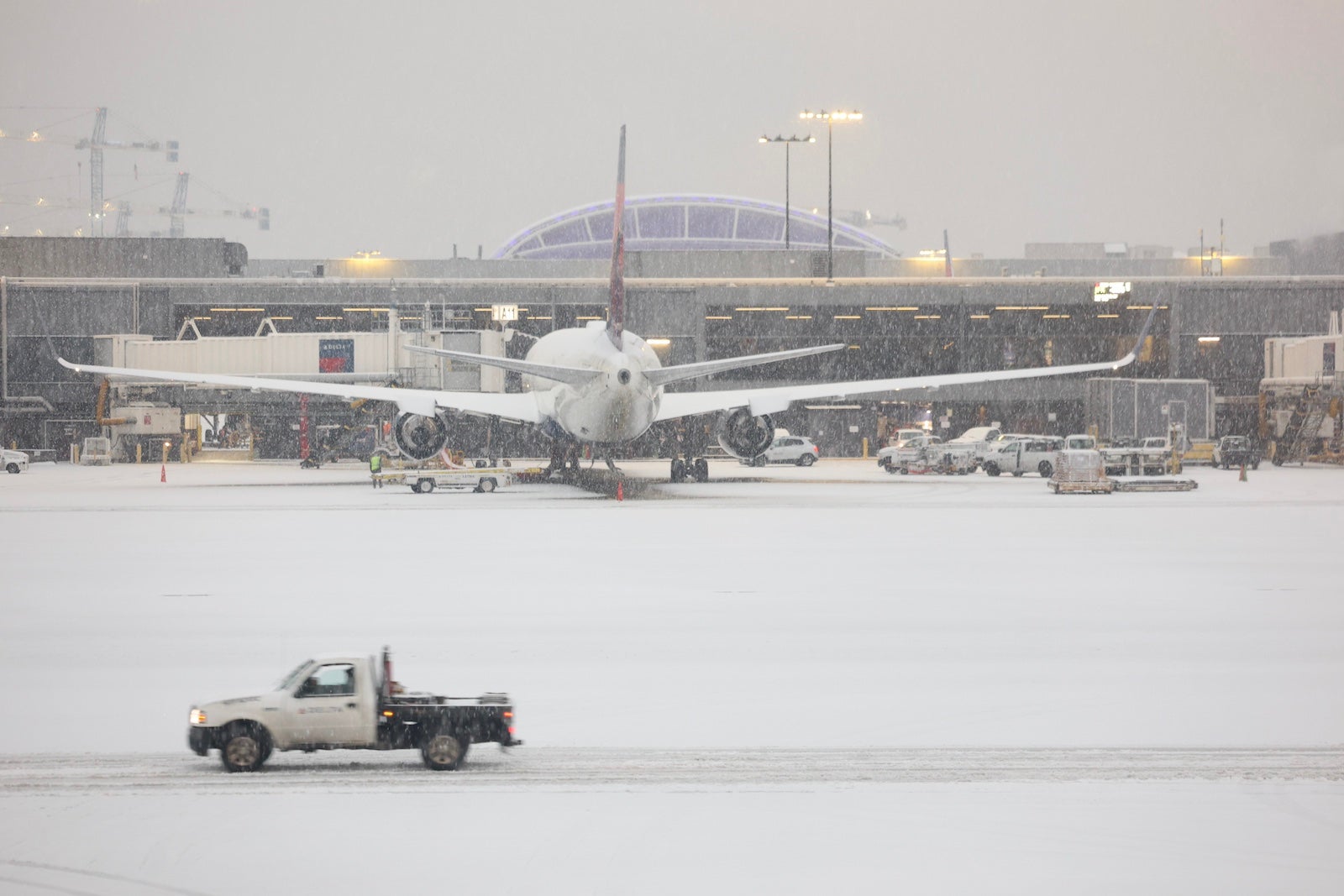 Read more about the article Airlines issue travel waivers ahead of major winter storm, expected travel woes