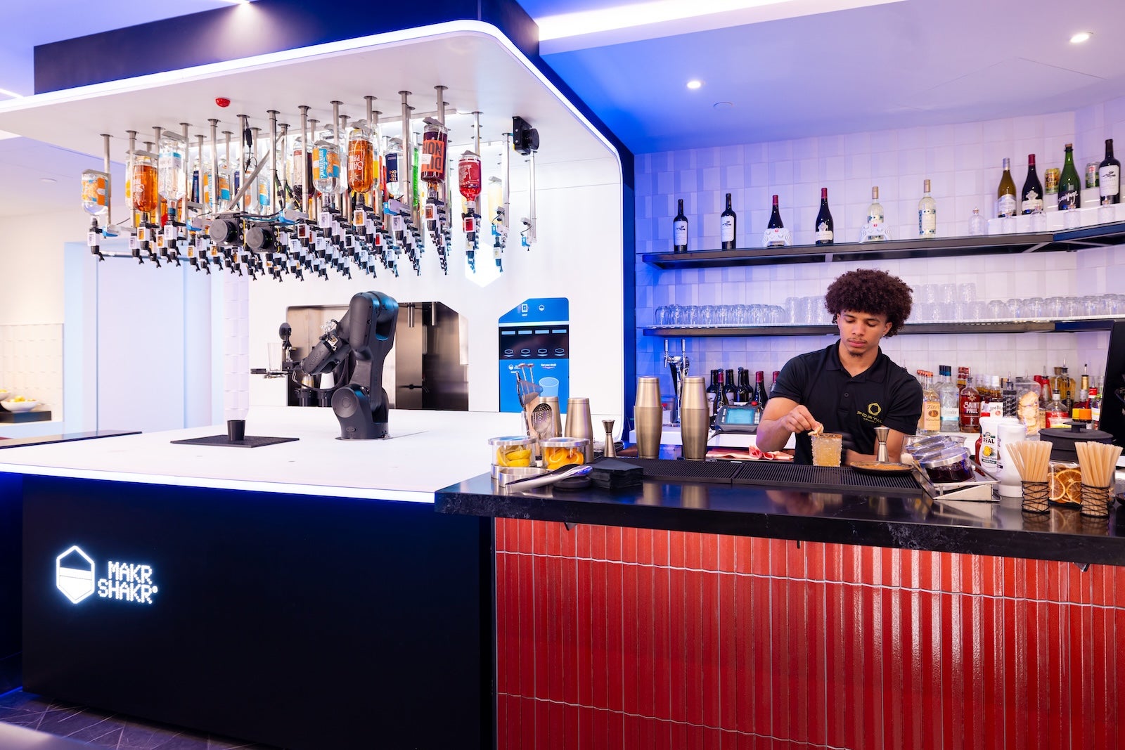 You are currently viewing 3 things to know about a new lounge type you can access with Priority Pass — complete with robot bartender