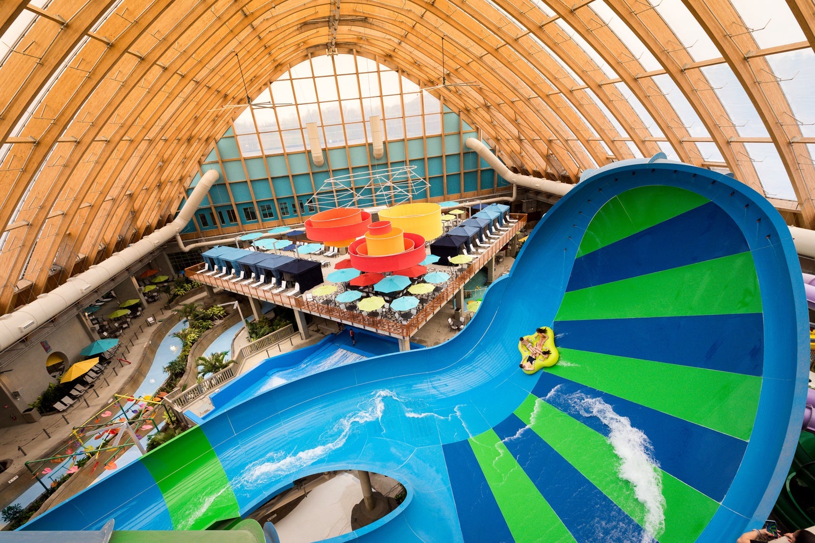 You are currently viewing Splish, splash then take a nap at these 16 best US hotels with water parks