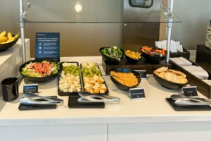 Read more about the article Way more than cheese cubes: American upgrades its lounge food with better (hot) meals