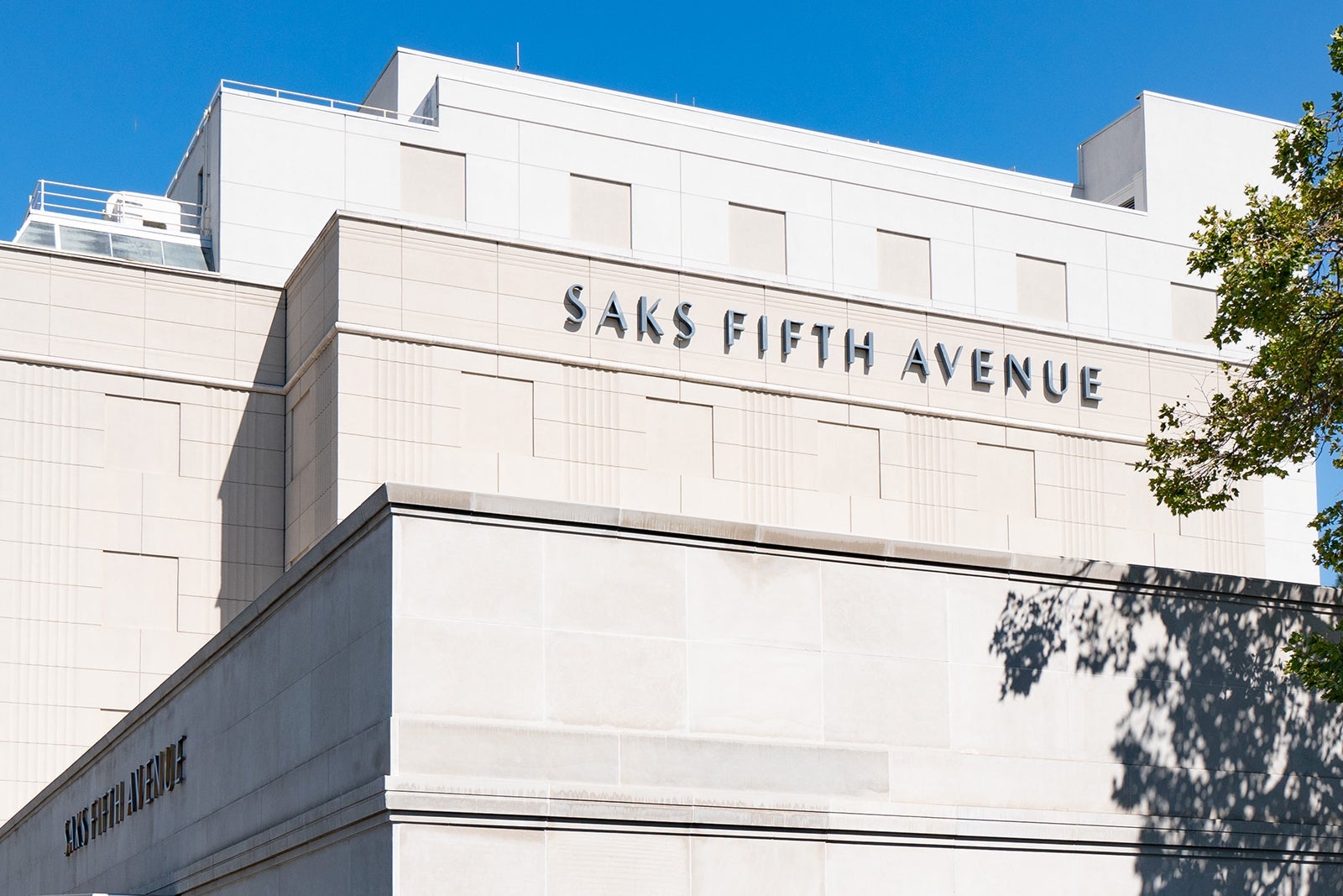 You are currently viewing Last chance: Amex Platinum’s Saks Fifth Avenue statement credit ends on June 30