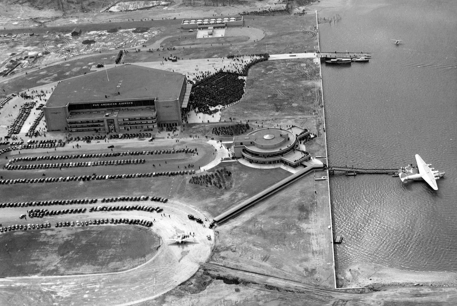 You are currently viewing JetBlue wins Spirit’s LaGuardia slots, eyes historic Marine Air Terminal