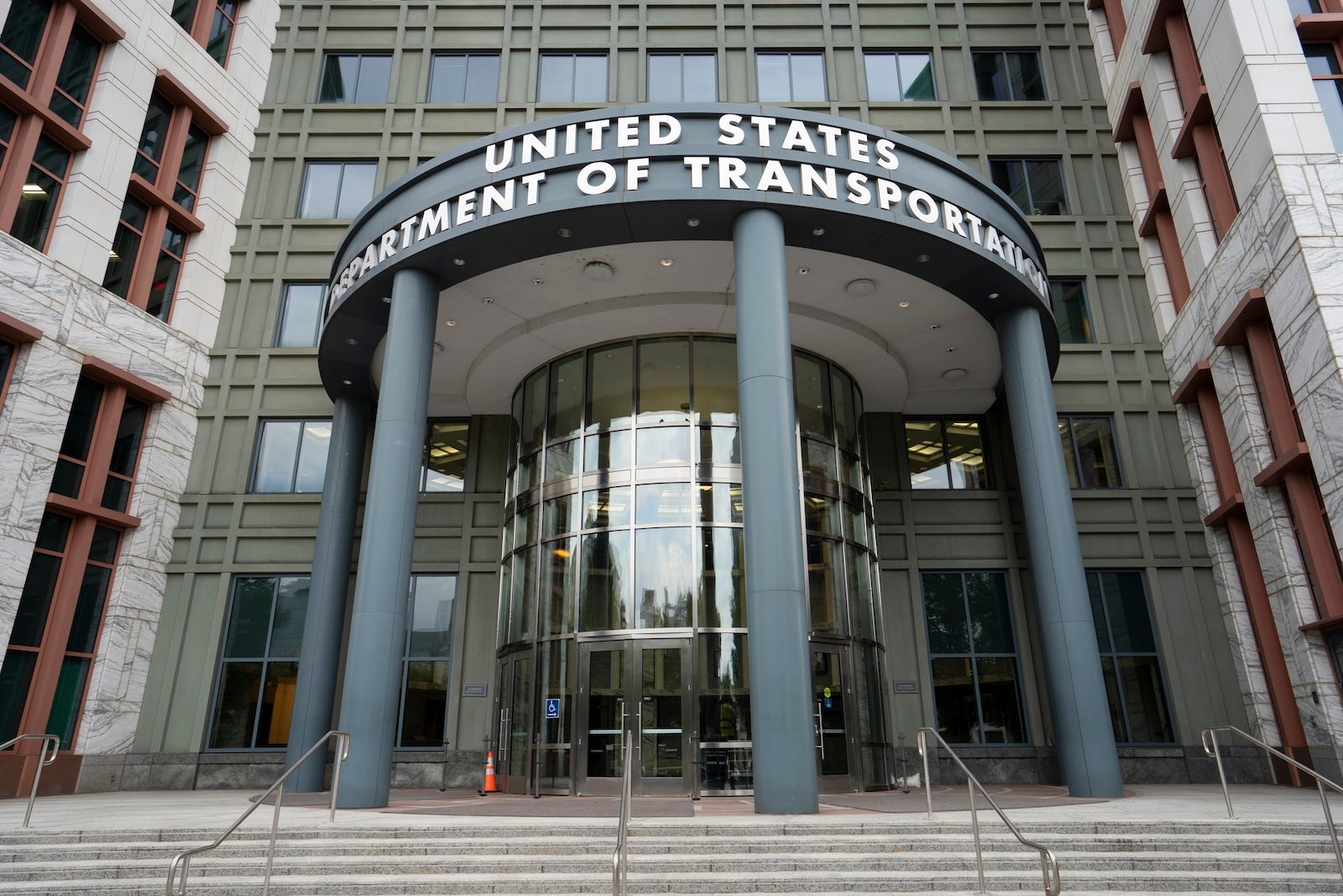 Read more about the article DOT delays rule change on airline maintenance delays
